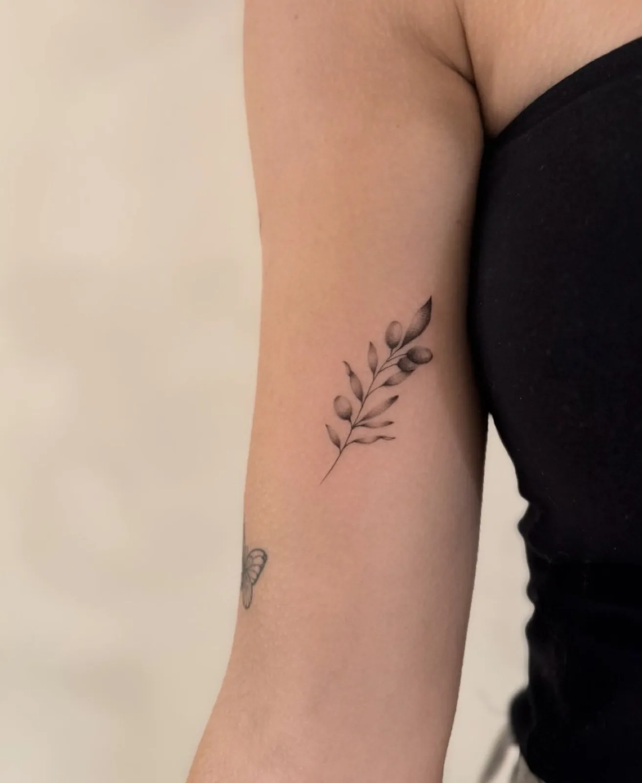 Dotwork tattoo bij Tattoo Heaven