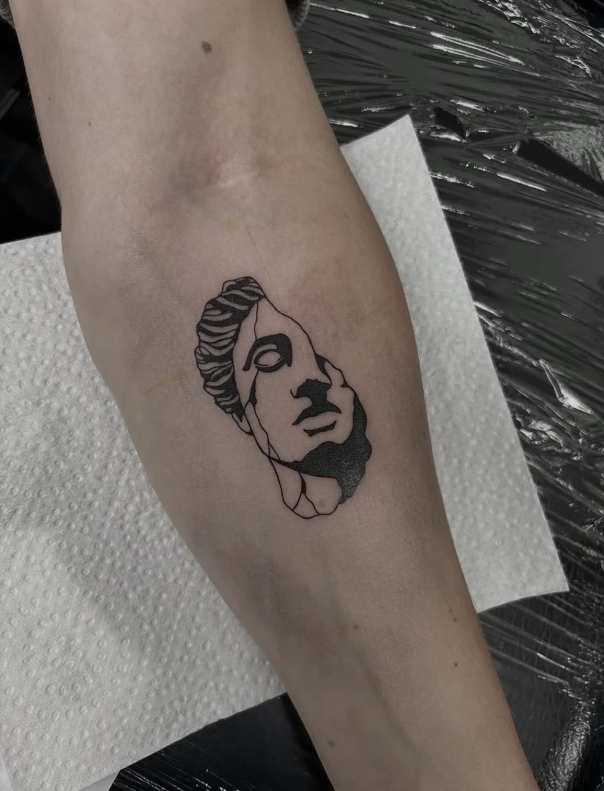 Blackwork tattoo bij Tattoo Heaven