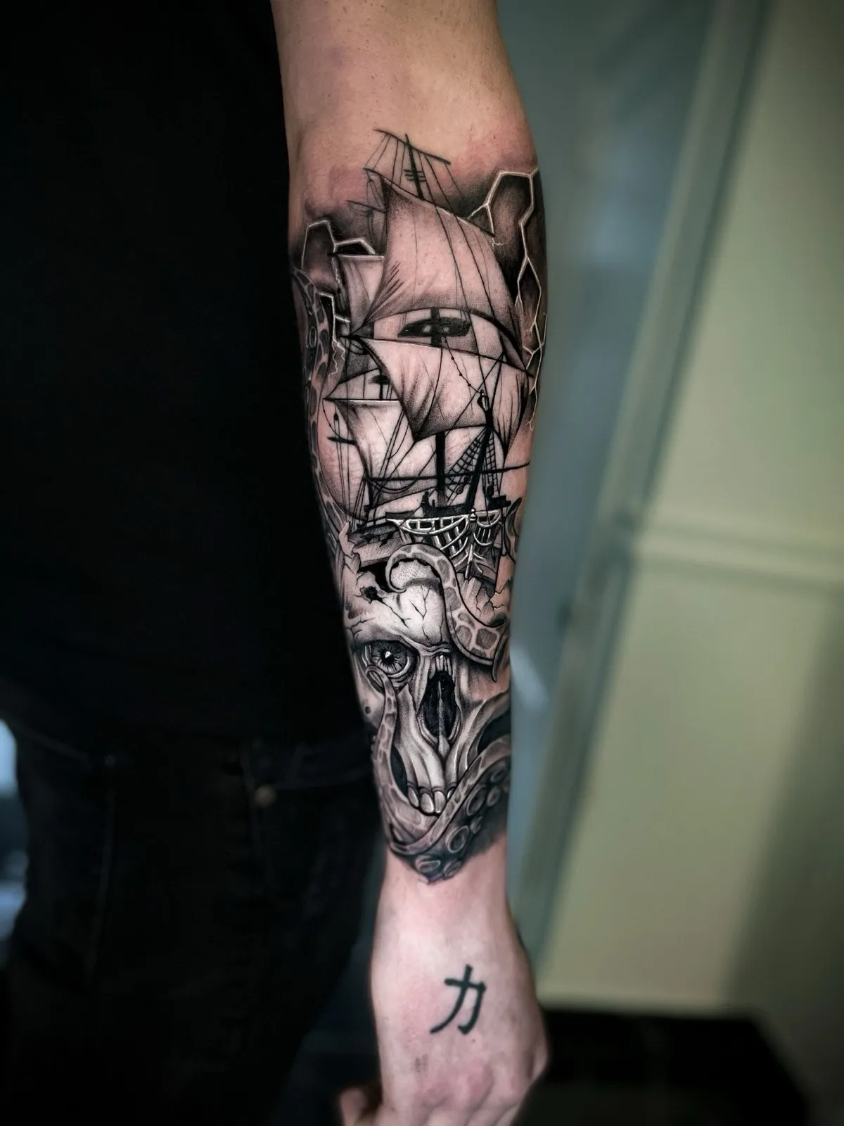 Black & Grey tattoo bij Tattoo Heaven