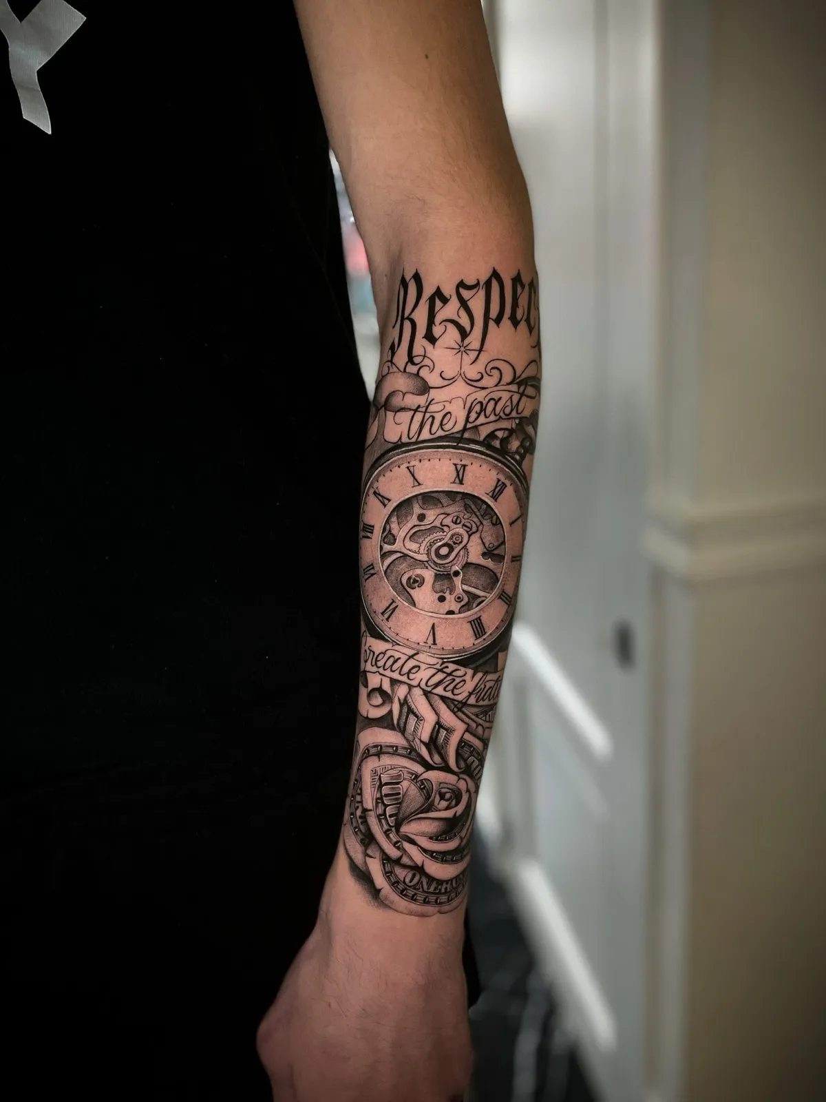Black & Grey tattoo bij Tattoo Heaven